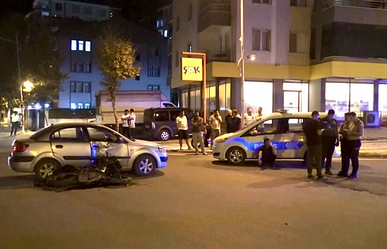 Motosiklet ile otomobil çarpıştı, biri çocuk 2 yaralı