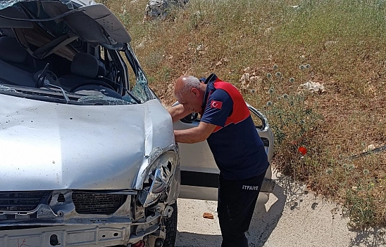 Hafif ticari araç takla attı: 1 ölü, 1 yaralı