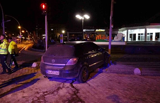 Malatya'da feci kaza: Otomobil kaldırıma çıktı, 1 yaralı