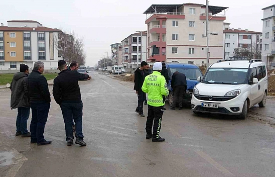 Hafif ticari araçlar çarpıştı