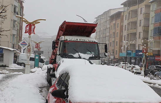 Hakkari'de 23 yerleşim yolu kapandı