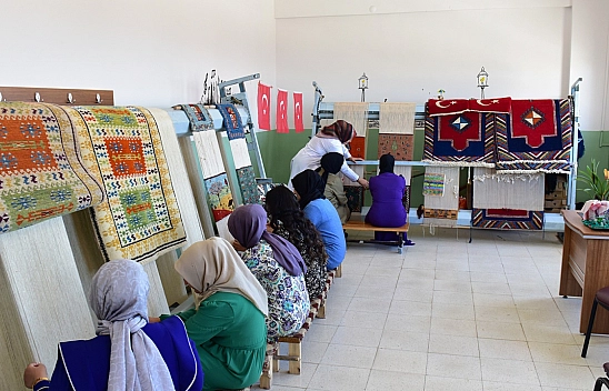 'Halılara Duygularımızı İşliyoruz'