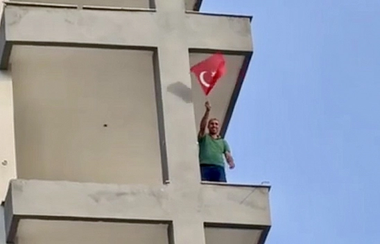 Malatya'da yıkım durduruldu..! Operatör bakın ağır hasarlı binaya ne için çıktı..