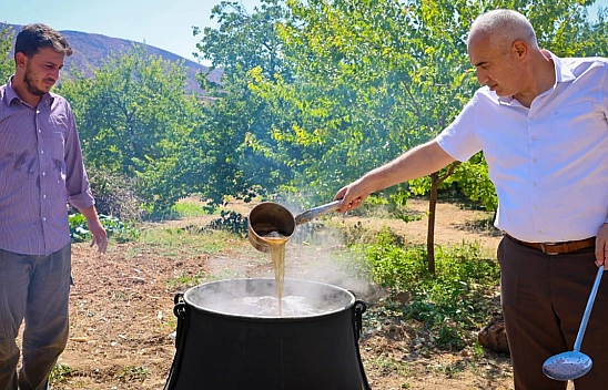 Hasat yapıldı, kazanlar kaynadı: Pütürge Kırmızısı pekmez oldu