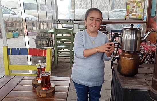 Her şeye rağmen zorlukları aşıyor