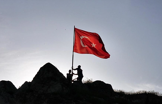 Hevük Kalesi'nde 8 asırdır Türk'ün bayrağı dalgalanıyor