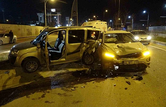 Malatya'da iki araç çarpıştı, sürücüler sağ kurtuldu