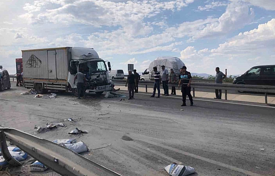 Malatya'da Kamyonlar Çarpıştı: 3 Yaralı