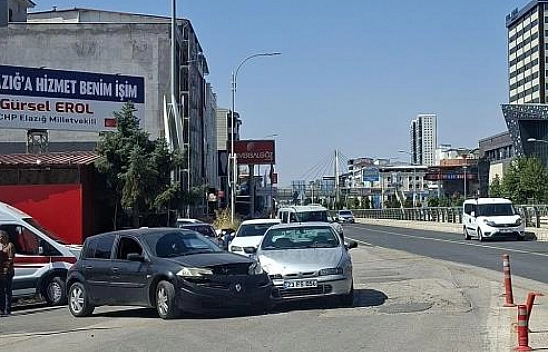 İki otomobil çarpıştı: 1 yaralı