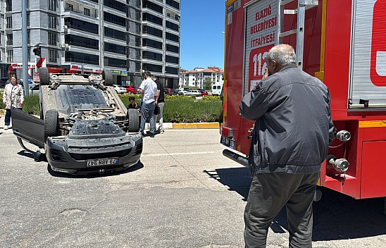 İki otomobil çarpıştı: 3 yaralı