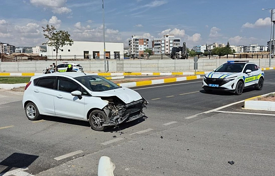 İki otomobil çarpıştı: 3 yaralı