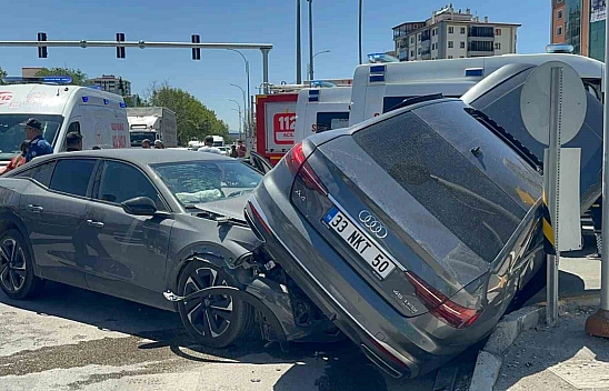 İki otomobil çarpıştı: 5 yaralı
