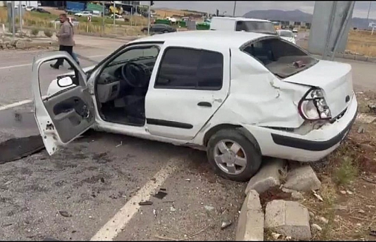 İki otomobil kafa kafaya çarpıştı: 5 yaralı