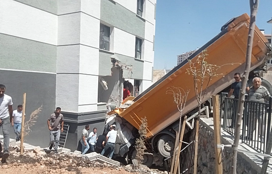 İkizce TOKİ'de kamyon binaya daldı!