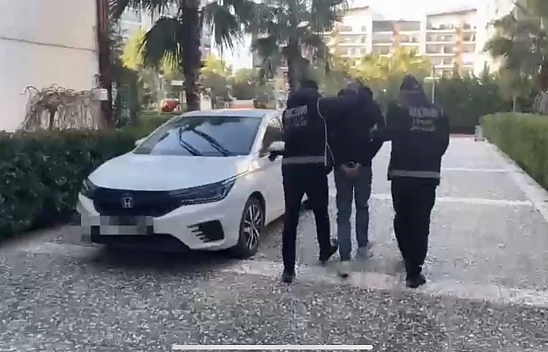 Kırmızı bültenle aranıyordu İzmir'de yakalandı
