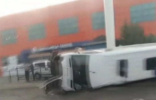 İşçileri taşıyan minibüs kaza yaptı