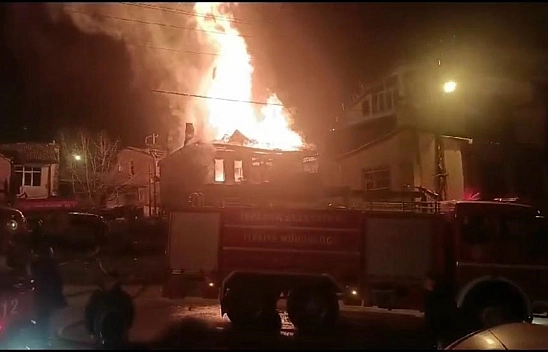 Alevler geceyi aydınlattı