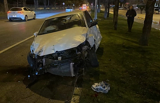 Kontrolden çıkan araç refüje çarptı