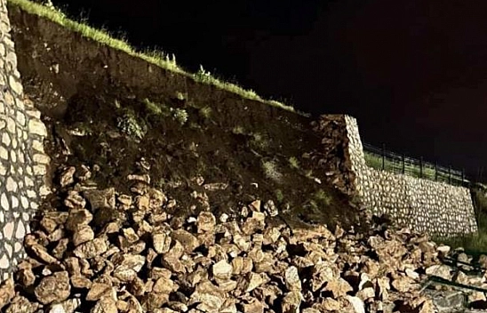 İstinat duvarı çöktü