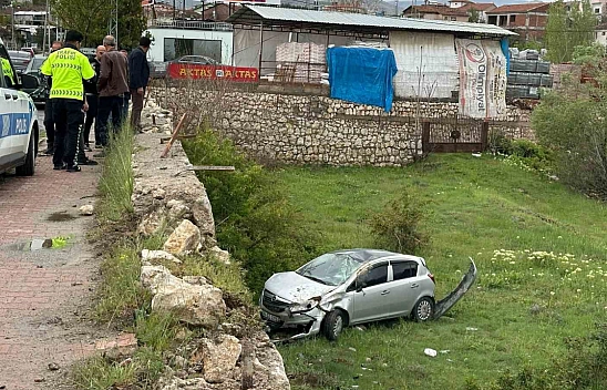 Malatya'da feci kaza! otomobil istinat duvarına çarptı: 2 yaralı