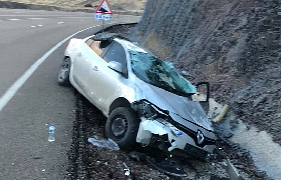 Otomobil takla atıp, devrildi