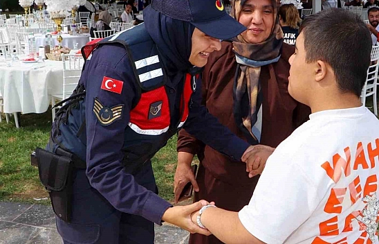 Jandarma ekipleri Engelsiz Yaşam Merkezi'ndeki çocuklarla bir araya geldi