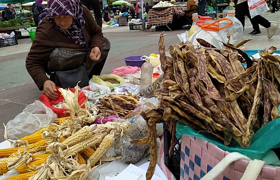 Giresunlu kadınlar, pazarda doğal ürünleri satıyor
