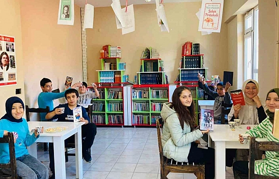 Kahve eşliğinde kitap okuyorlar