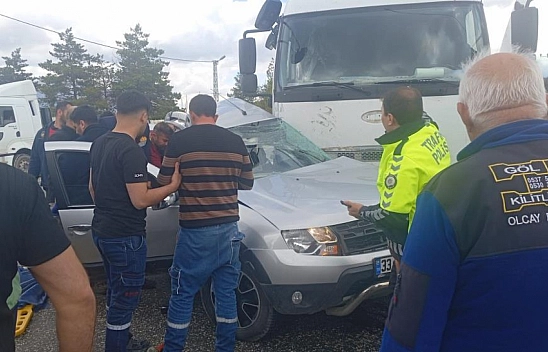 Kamyon ile otomobil çarpıştı: 1 ölü