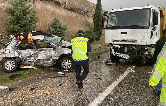 Kamyon ile otomobil çarpıştı