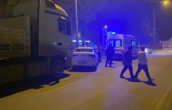 Kamyon ile otomobil çarpıştı