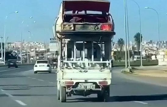 Kamyonet üzerinde araba taşıdılar