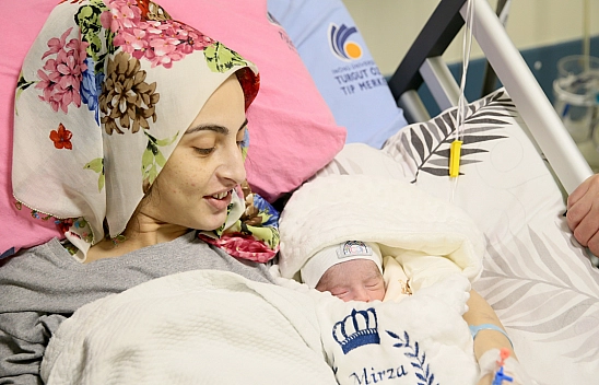 Malatya Türkiye'deki bir ilki gerçekleştirdi: Hem sağlığına hem de bebeğine kavuştu!