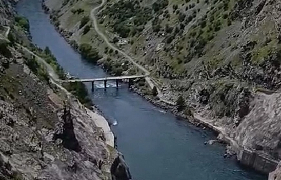 Karakaya Barajında su tahliyesi nedeni ile köprü trafiğe kapatıldı