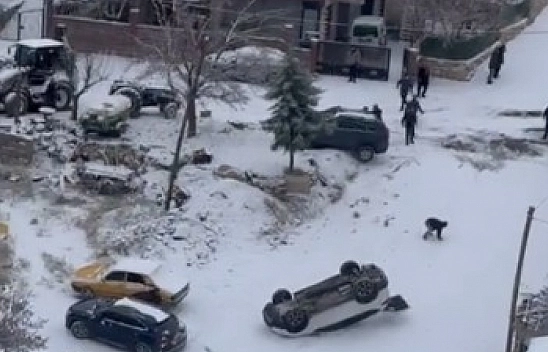 Malatya'da kayan araç park halindeki aracı devirdi