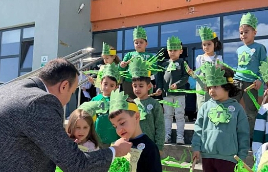 Kaymakam Pelvan öğrencilerle fidan dikti