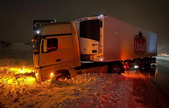 Kayseri-Malatya karayolu buzlandı, 20 araç birbirine girdi