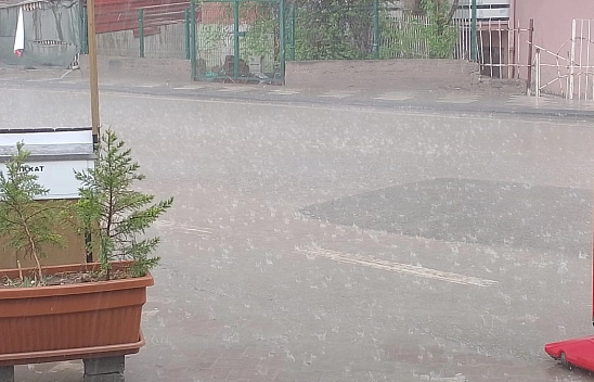 Kemal Sunal'ın repliği Malatya'da gerçek oldu: 'Yarım saate kalmaz yağar'