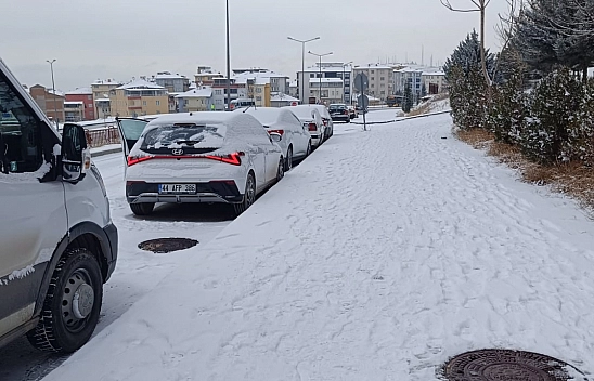 Kış yüzünü gösterdi! Malatyalılar güne karla başladı
