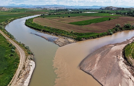Kızılırmak ve Acısu'nun renk ayrımı dronla görüntülendi