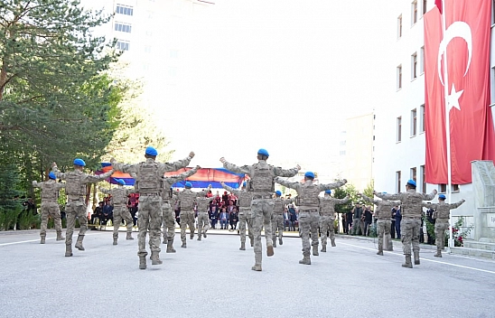 Komandolar zeybek performansıyla göz doldurdu