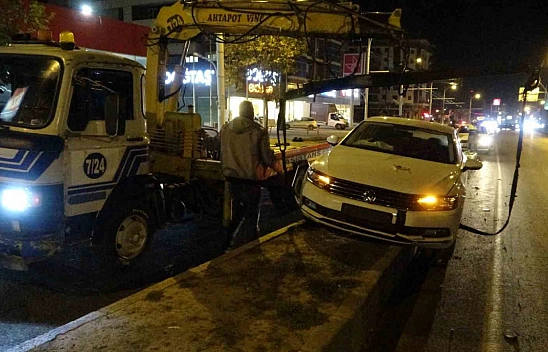 Malatya'da Kontrolden Çıkan Otomobil Refüjde Askıda Kaldı