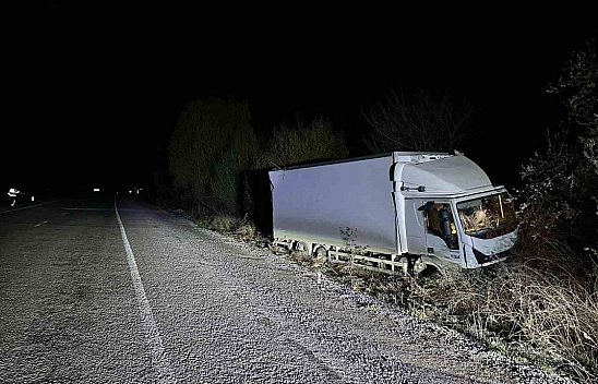 Malatya'da kontrolden çıkan kamyon yön levhasına çarptı: 1 yaralı