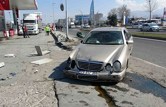 Malatya'da otomobil akaryakıt istasyonuna daldı