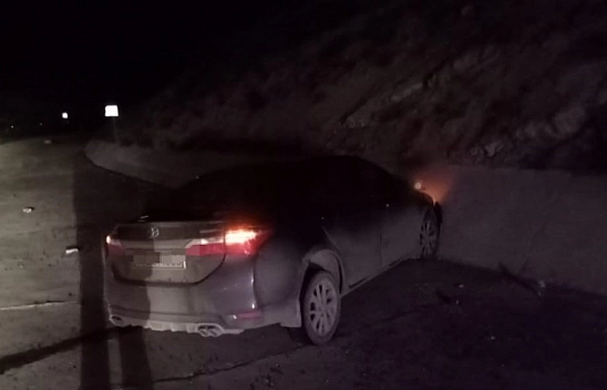 Kontrolden çıkan otomobil bariyerlere çarptı