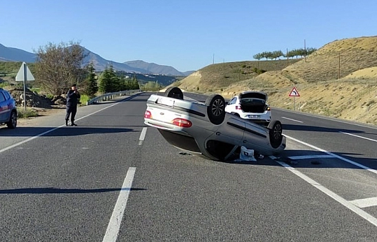 Malatya'da korkutan kaza: Otomobil ters döndü
