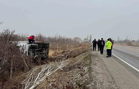 Malatya'da Kontrolden Çıkan Kamyon Devrildi: 1 Yaralı!