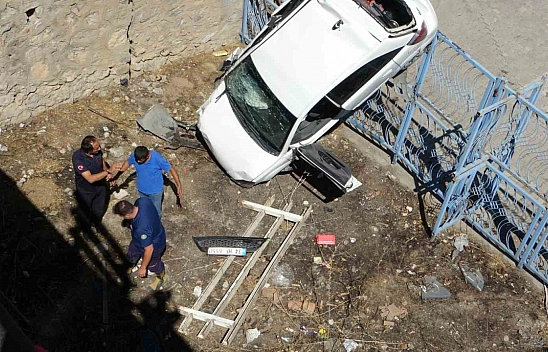 Malatya'da Köprüden Uçan Araç Havada Asılı Kaldı!