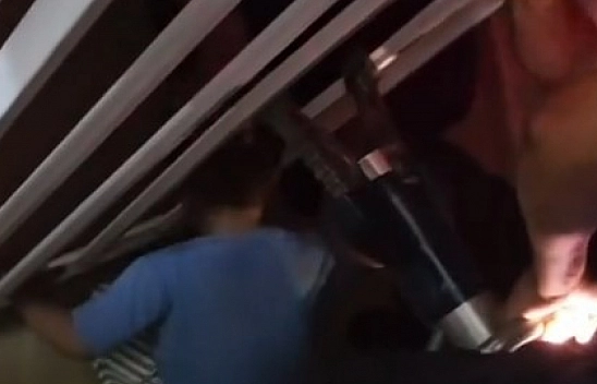 Korkuluklara sıkışan çocuğu itfaiye kurtardı