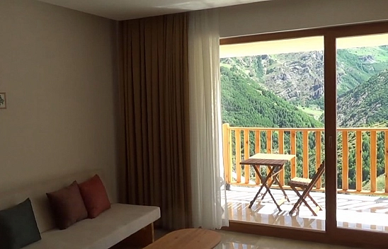 Köyünün güzelliklerini dünyaya tanıtıyor! Pülümür'e 38 ve Erzincan'a 100 kilometre uzaklıkta...